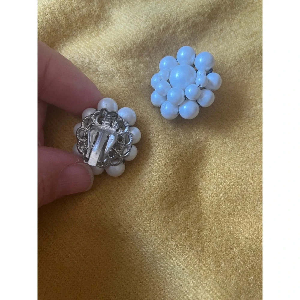 White graduated size‎ Faux Pearl Circle Cluster Earrings Clip On